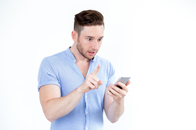 Überrascht junger Mann Vernetzung auf Smartphone