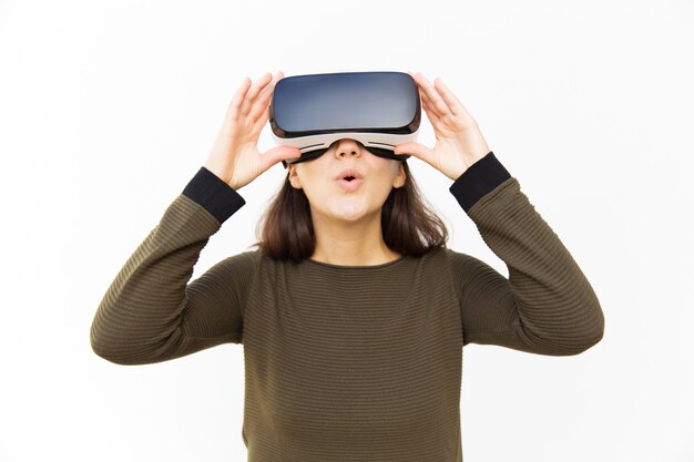 Überraschter aufgeregter Spieler im VR-Kopfhörer