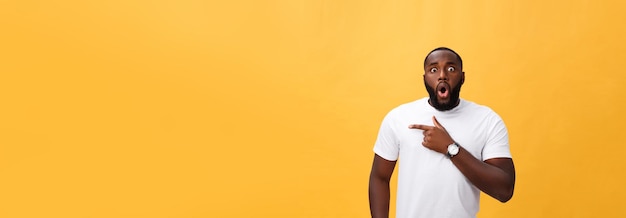 Überraschter junger afrikanisch-amerikanischer Hipster mit weißem T-Shirt, der die Hände in überraschter Geste hält