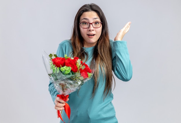 Überraschtes junges Mädchen am Valentinstag, das die Hand des Blumenstraußes lokalisiert auf weißem Hintergrund ausbreitet