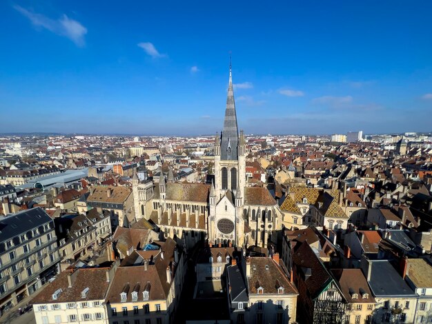 Berühmte Ansicht von NotreDamedeDijon mit Stadt im Hintergrund