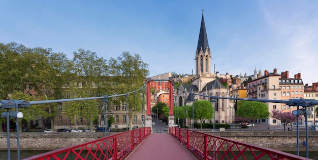 Berühmte Aussicht auf die rote Fußgängerbrücke in Lyon