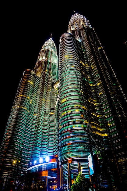 Kostenloses Foto berühmte petronas twin towers in kuala lumpur bei nacht