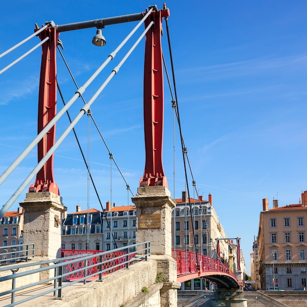 Kostenloses Foto berühmte rote fußgängerbrücke in lyon, frankreich, europa.