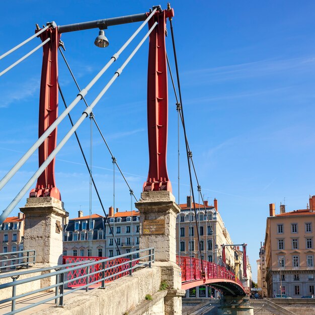 Berühmte rote Fußgängerbrücke in Lyon, Frankreich, Europa.