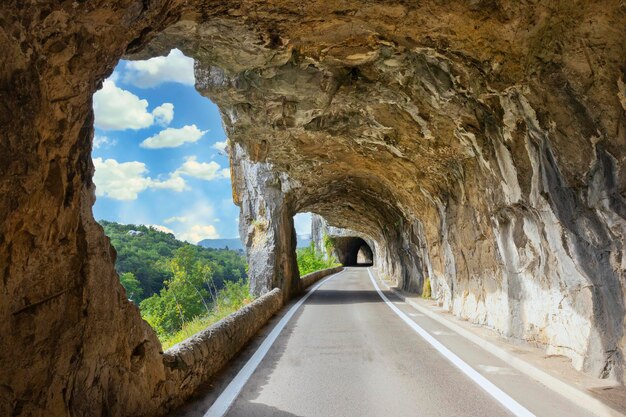 Berühmte Straße mit Bogen im Felsen namens defile de Ruoms bei Ruoms