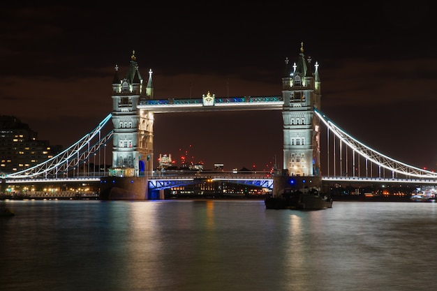 Berühmte Tower Bridge in London mit Nachtlichtern beleuchtet