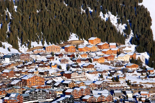 Berühmtes Bergdorf im Winter in Frankreich