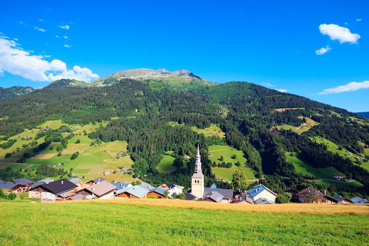 Kostenlose Foto berühmtes dorf in den französischen alpen