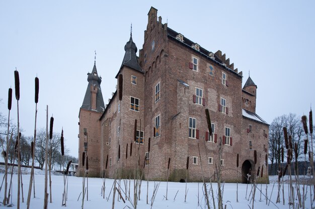Berühmtes historisches Doorwerth Schloss in Heelsum, die Niederlande während der Winterzeit