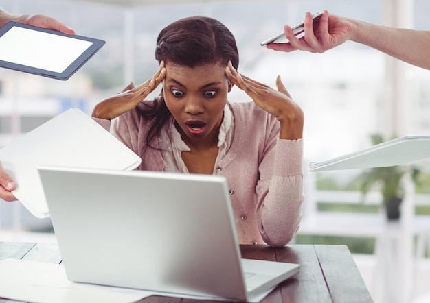 Beruf Lächeln weibliches Büro kühl