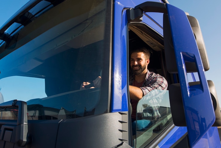 Kostenlose Foto beruf und dienst des lkw-fahrers
