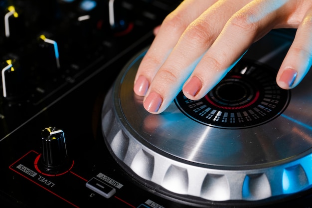Berufs-DJ-Ausrüstungsnahaufnahme des hohen Winkels