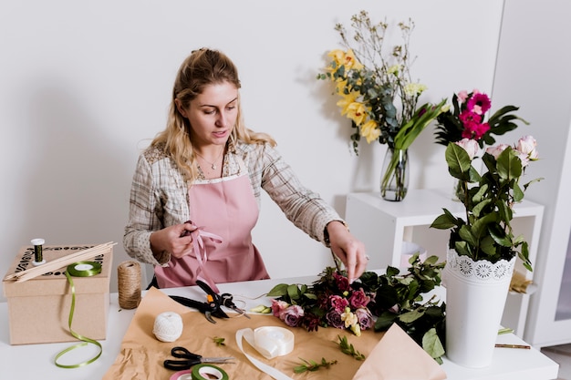 Berufsflorist, der ein Bündel macht