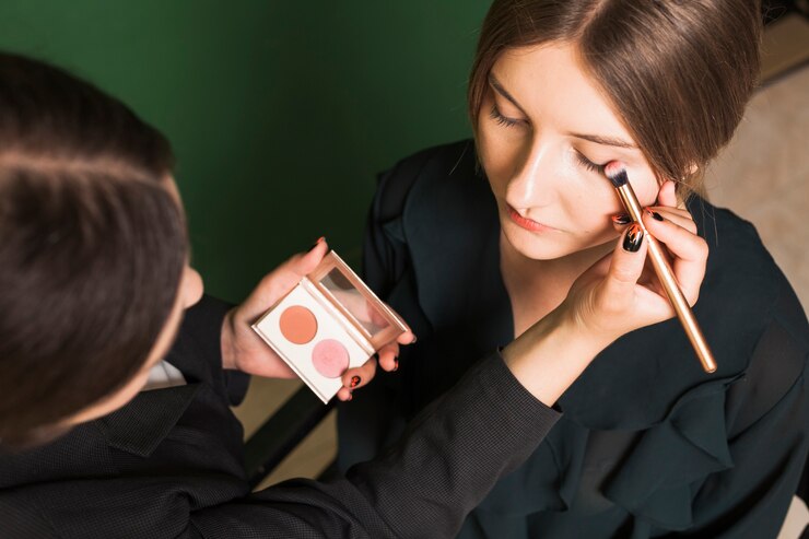 Kostenlose Foto berufsfrau, welche die augen des mädchens bildet