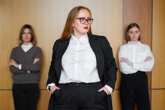 Kostenloses Foto berufstätige frauen in stilvollen anzügen im büro