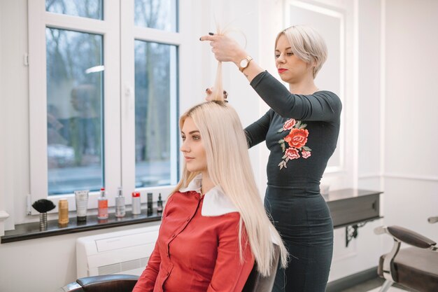 Überzeugter Friseur, der mit Frau arbeitet