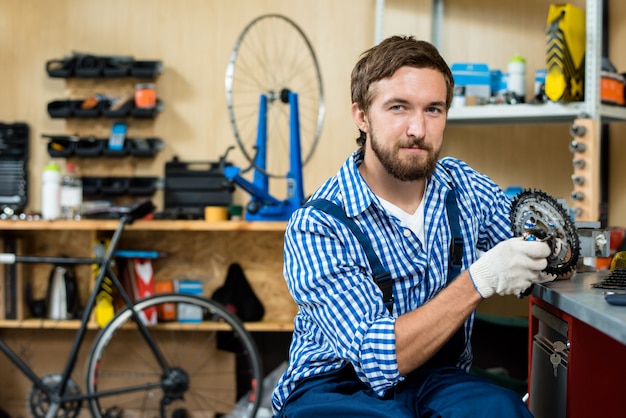 Überzeugter Mechaniker an der Werkstatt