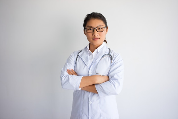 Überzeugter schöner junger asiatischer weiblicher Doktor.