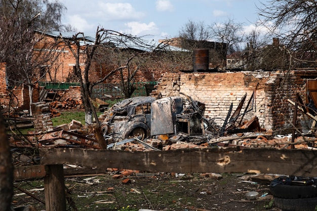 Kostenloses Foto beschädigter russischer autokrieg in der ukraine