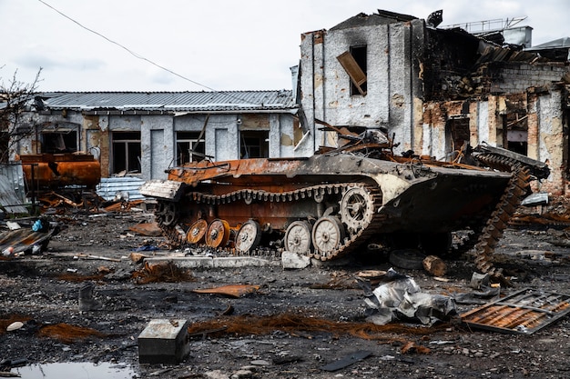 Kostenloses Foto beschädigter russischer panzerkrieg in der ukraine