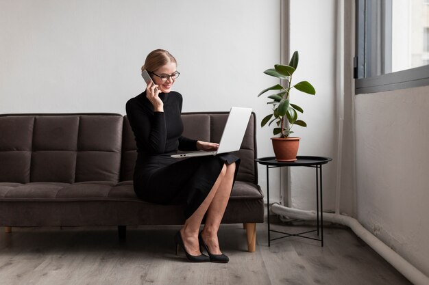 Beschäftigte Frau, die über Telefon spricht