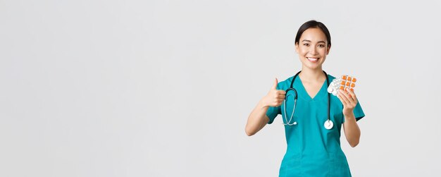 Beschäftigte im Gesundheitswesen verhindern das Konzept einer Virusquarantänekampagne selbstbewusste lächelnde asiatische Krankenschwester...