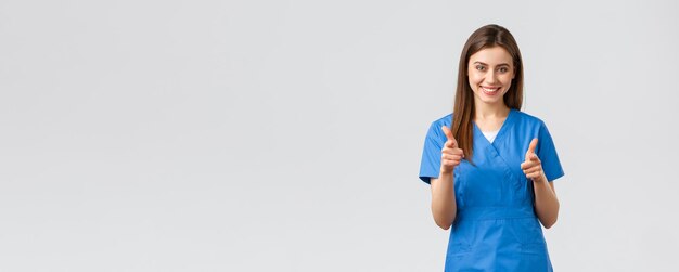 Beschäftigte im Gesundheitswesen verhindern, dass Virusversicherungen und medizinische Konzepte begeisterte lächelnde Krankenschwestern tun