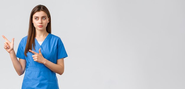 Beschäftigte im Gesundheitswesen verhindern Virenversicherung und Medizinkonzept verträumte süße Krankenschwester oder Arzt in Blau