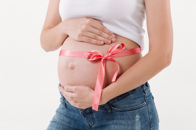 Beschnittenes Bild der schwangeren Frau präsentiert ein Geschenk