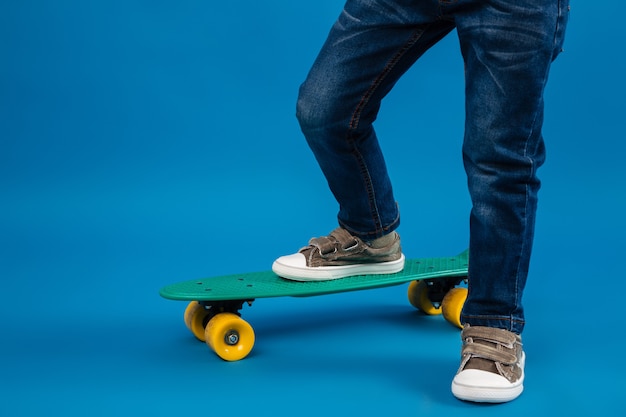 Beschnittenes bild des jungen kommt auf skateboard