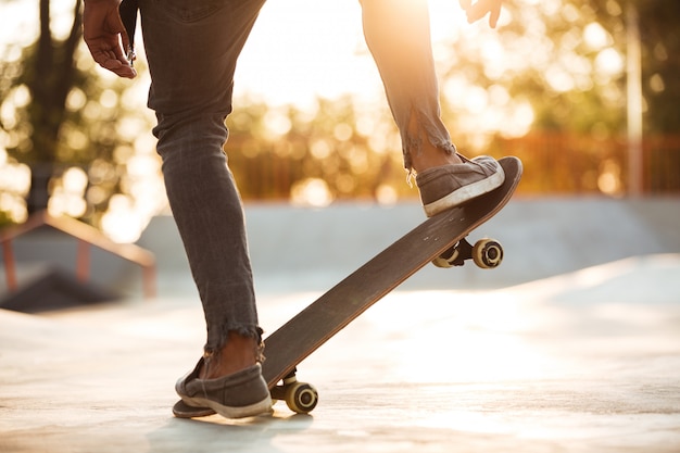 Beschnittenes Bild eines Skaterjungen beim Üben