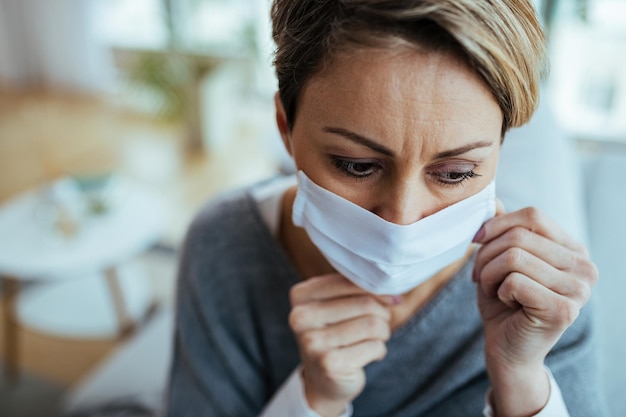 Besorgte Frau, die während einer Viruspandemie eine N95-Gesichtsmaske aufsetzt