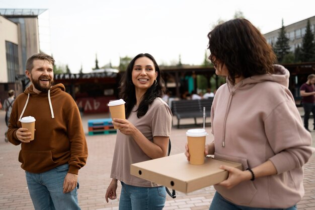 Beste Freunde bekommen Streetfood street