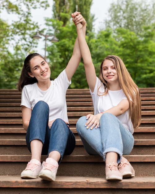 Beste Freunde der Vorderansicht, die auf Treppe aufwerfen