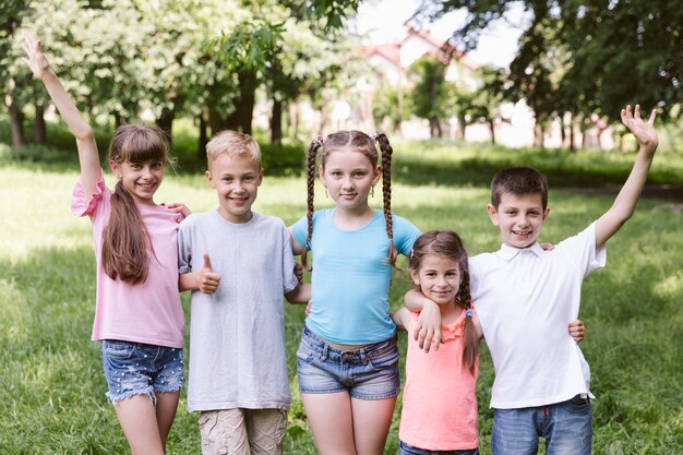 Beste Freunde der Vorderansicht, welche die Kamera aufwerfen und betrachten