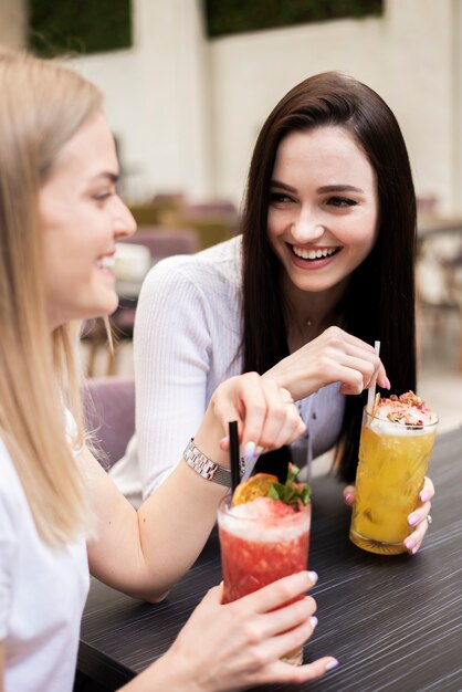 Beste Freunde des mittleren Schusses, die einen Cocktail haben