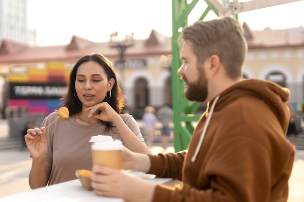 Beste Freunde, die draußen Streetfood essen getting