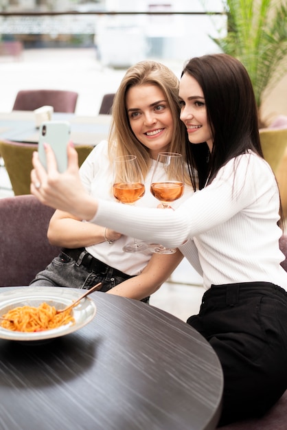 Beste Freunde, die ein Selfie mit ihren Gläsern Wein nehmen