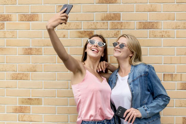 Beste Freunde, die ein Selfie mit Sonnenbrille machen