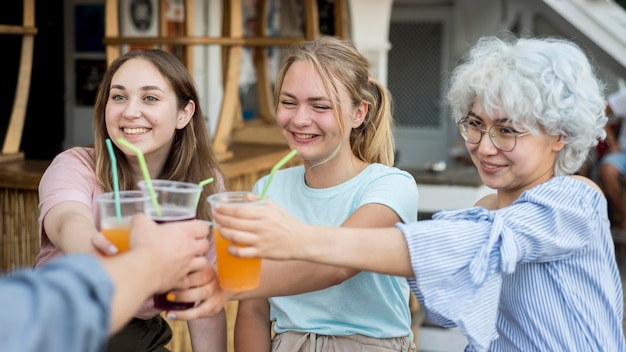 Beste Freunde, die gemeinsam das Ende des Coronavirus feiern