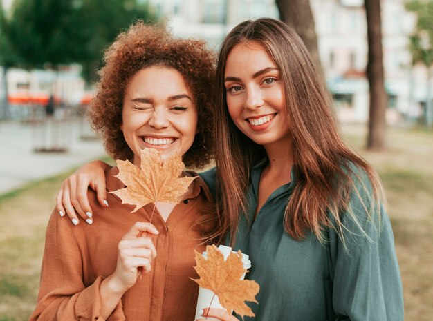 Beste Freunde, die im Herbst Zeit miteinander im Freien verbringen