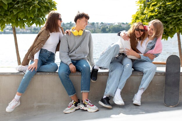 Beste Freunde, die sich gemeinsam im Freien amüsieren