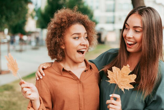 Beste Freunde, die sich im Herbst ansehen