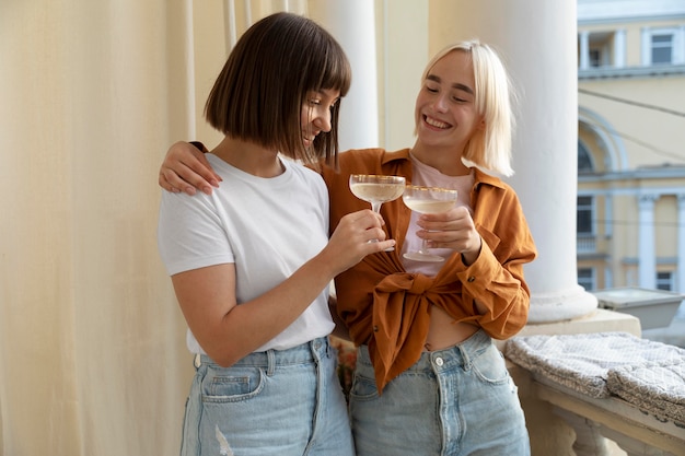 Beste Freunde, die Spaß haben und ein paar Drinks genießen