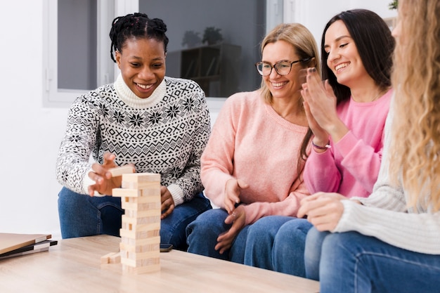 Beste Freunde, die zusammen ein Holzturmspiel spielen