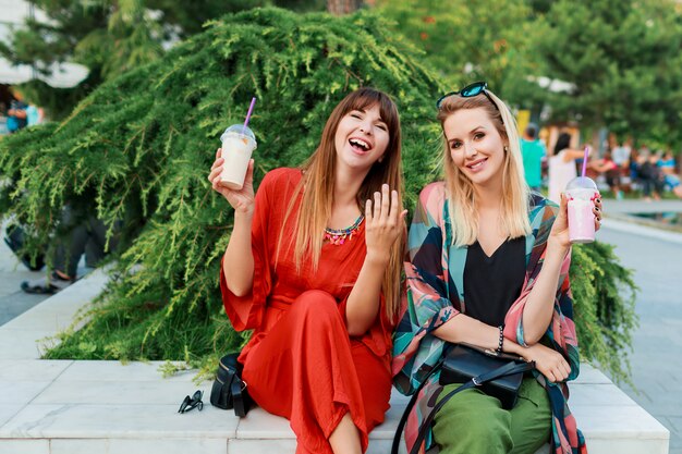 Beste Freunde, die zusammen Spaß haben und Urlaub in der sonnigen modernen Stadt genießen