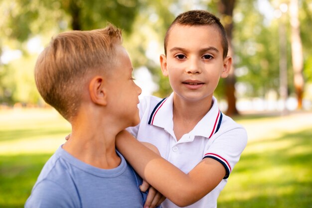 Beste Freunde, die zusammen Zeit im Park verbringen