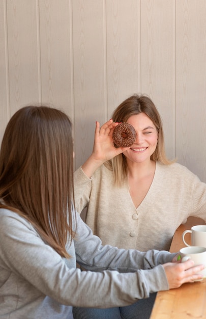 Kostenloses Foto beste freunde genießen ein köstliches essen in einer kneipe