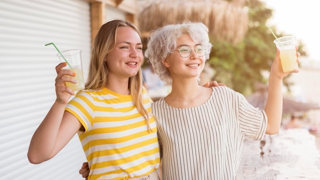 Kostenloses Foto beste freunde genießen ihre gemeinsame zeit nach der quarantäne draußen